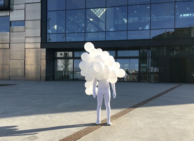 Artwork – Ballon Head Horse by Sandro Masai / from art course in performance 