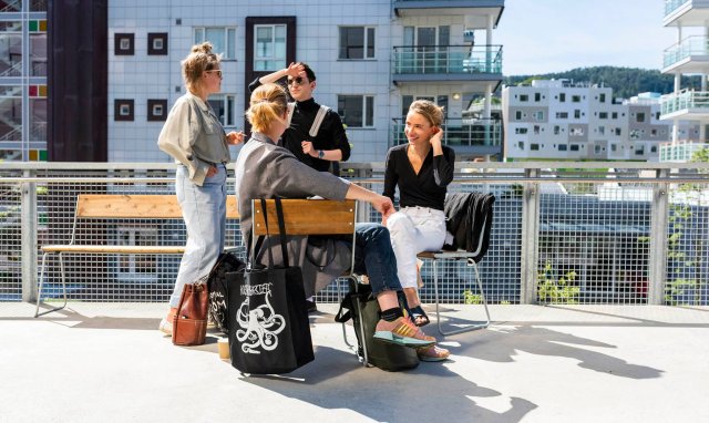 studenter spiser lunsj
