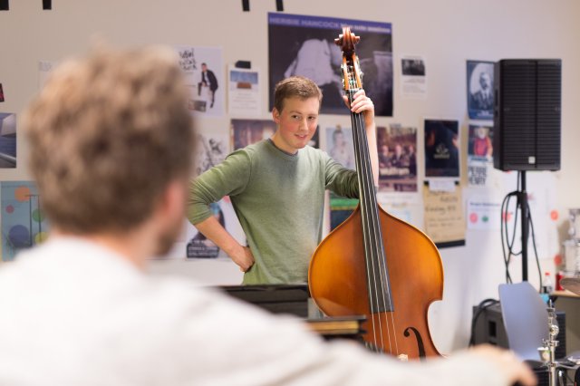 To personer jobber med et musikkprosjekt