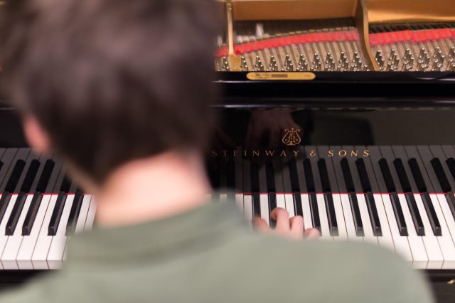Fingre på piano